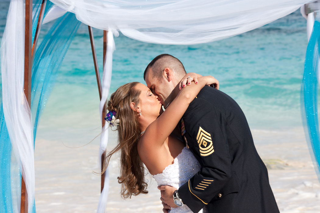 carlos-jaclyn-elbow-beach-bermuda-destination-wedding-7